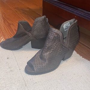 Gently use size 6 woman sandal booties! Perfect for any occasion!